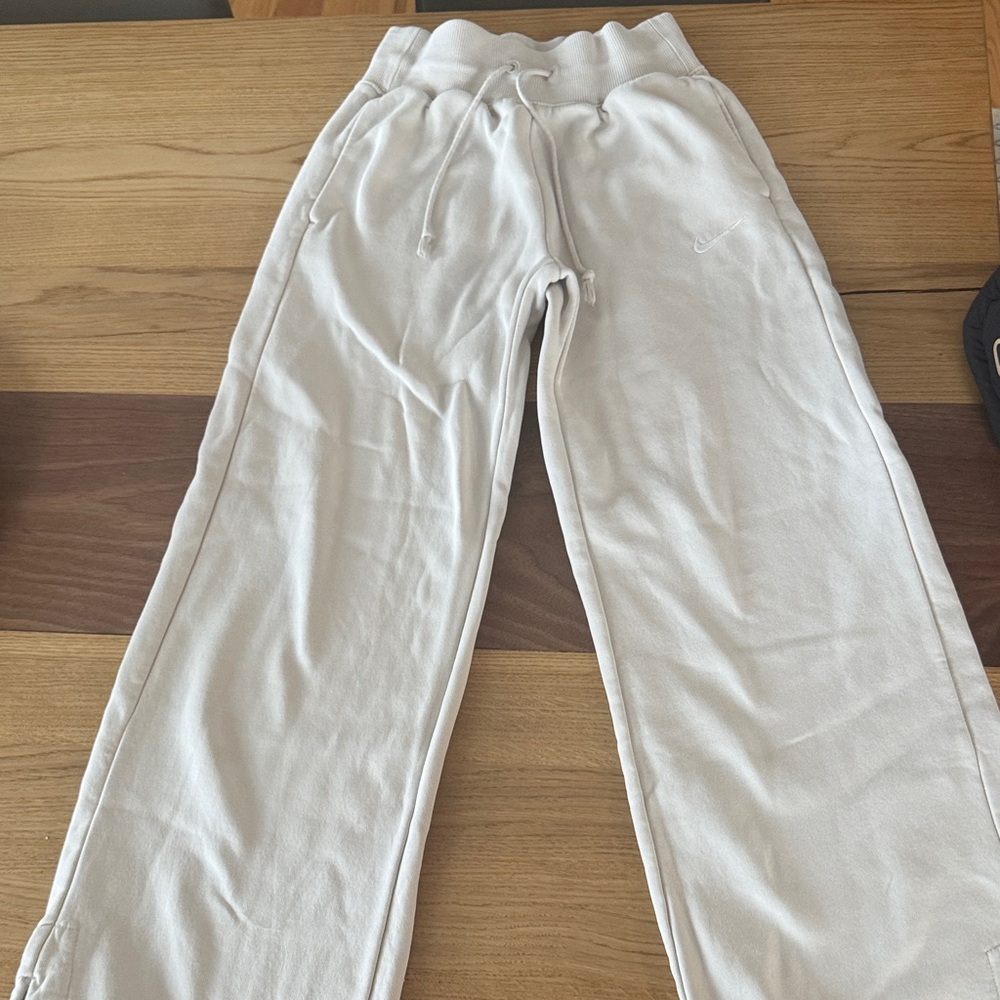 Nike Women’s High Waisted sweatpants